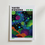 Mockup av Yayoi Kusama Cosmic Dots affisch på vägg – köp enkelt hos Bozetto i hög kvalitet