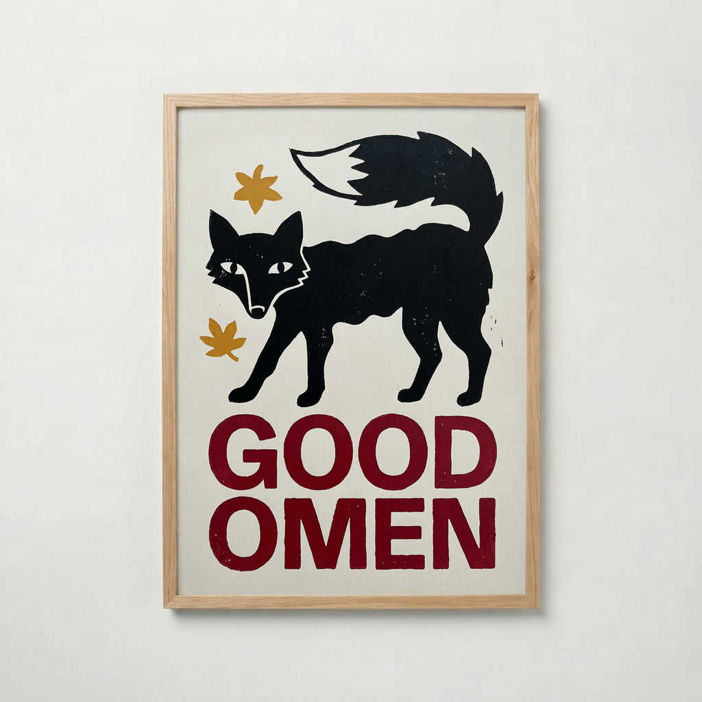 Good Omen Fox – naivistisk svart räv med senapsgula blad i ekram (OAK), tryckt i Sverige hos Bozetto