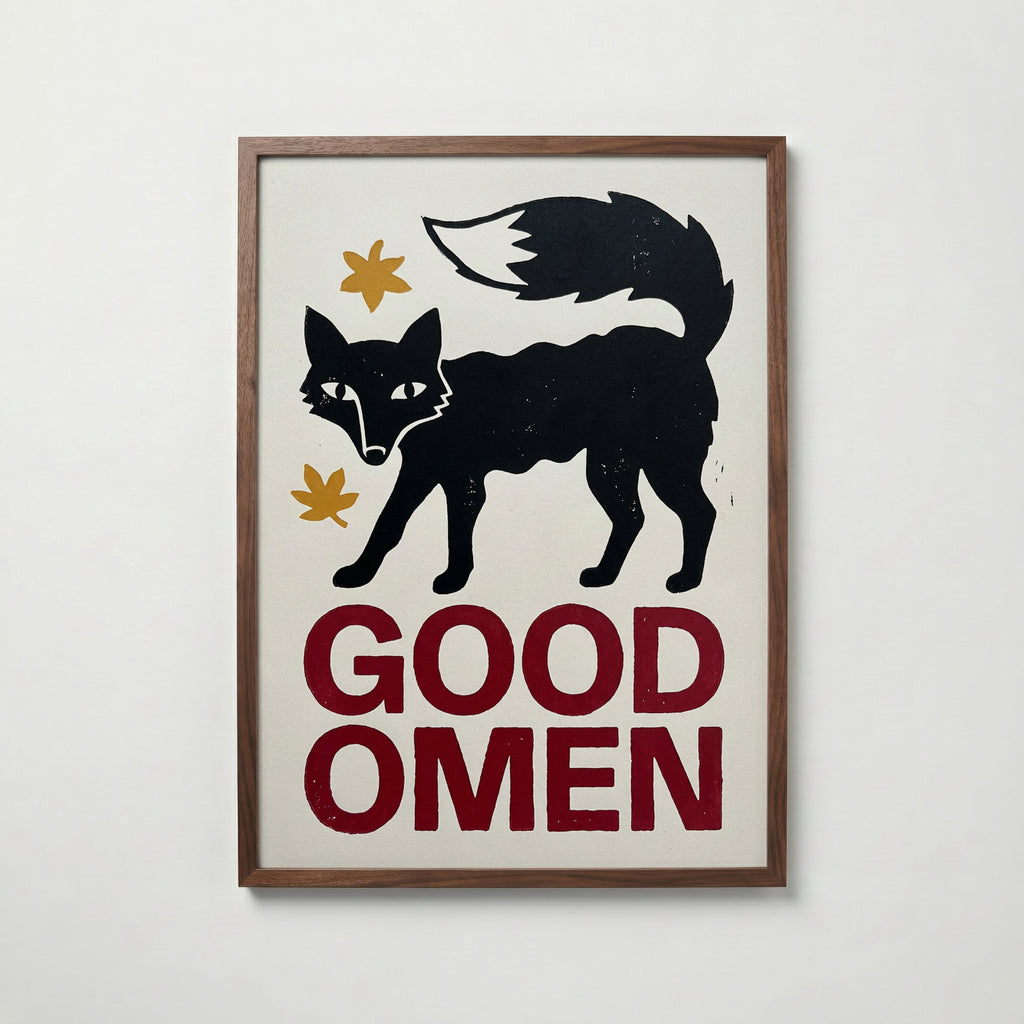 Good Omen Fox – naivistisk svart räv med senapsgula blad i valnötsram (WALNUT), konsttryck tryckt i Sverige