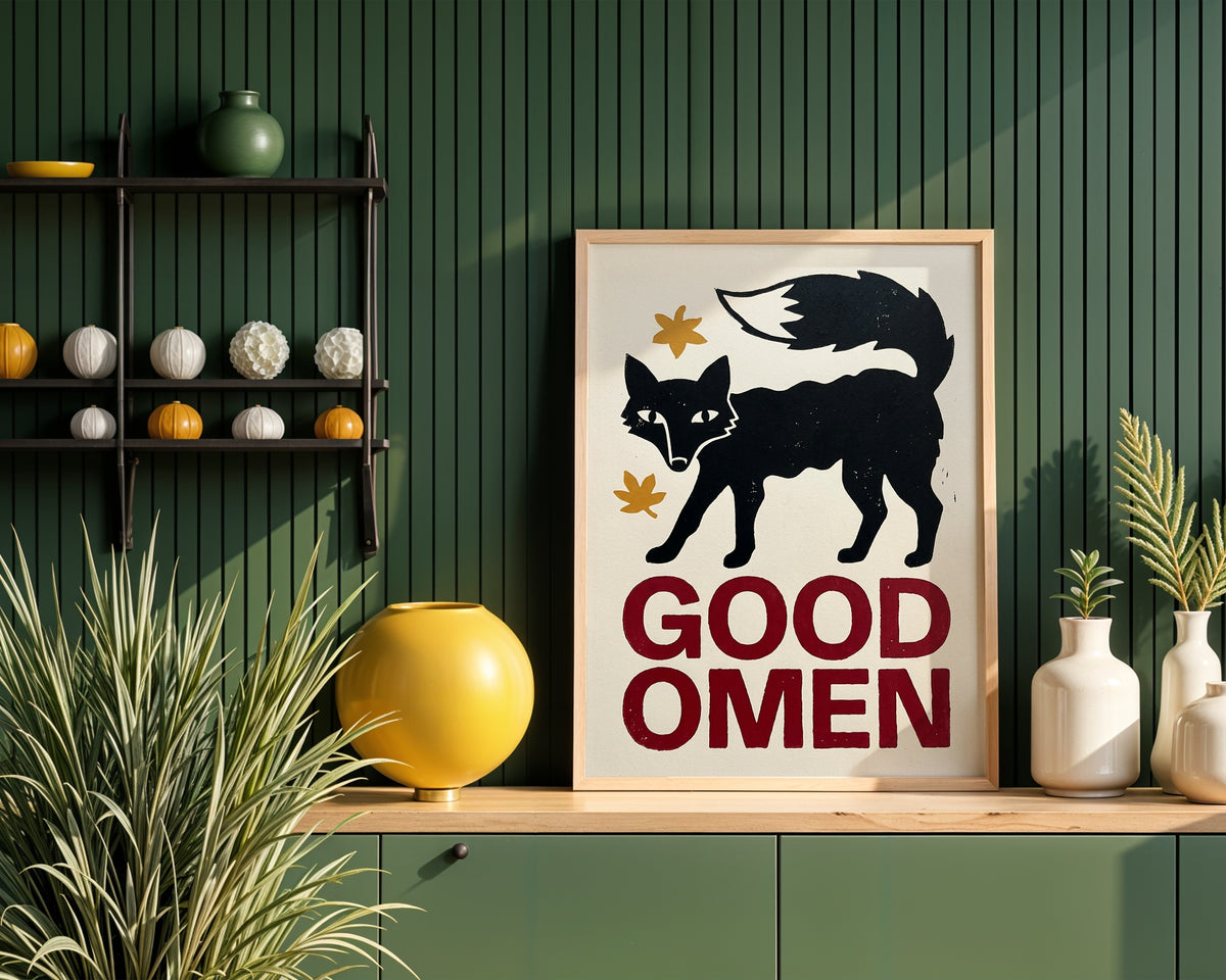 Good Omen Fox – naivistisk svart räv med senapsgula blad i ett inrett hem, affisch med fri frakt över 499 kr