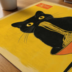 Black Cat Eats Noodle poster på skrivbord, paper on desk – Bozetto