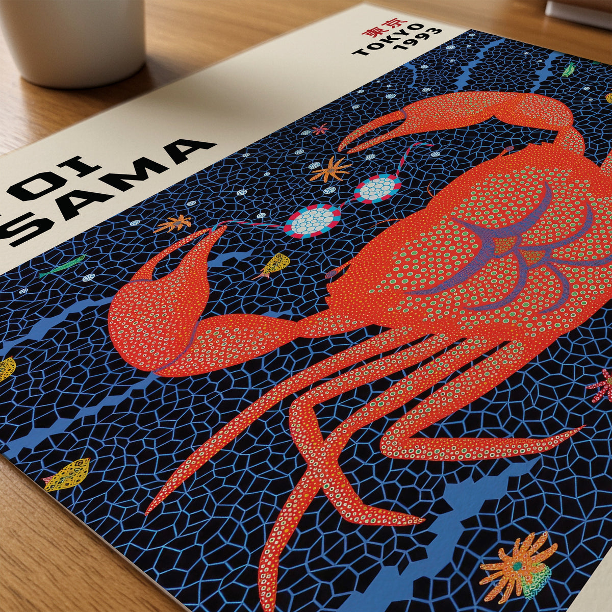 Yayoi Kusama Cosmic Crab affisch på papper på skrivbord – paper_desk närbild från Bozetto
