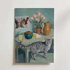Tabletop Tabby Poster – expressionistiskt stilleben med grå tabbykatt, tulpaner och keramik i teal och grönt som canvastavla, tryckt i Sverige