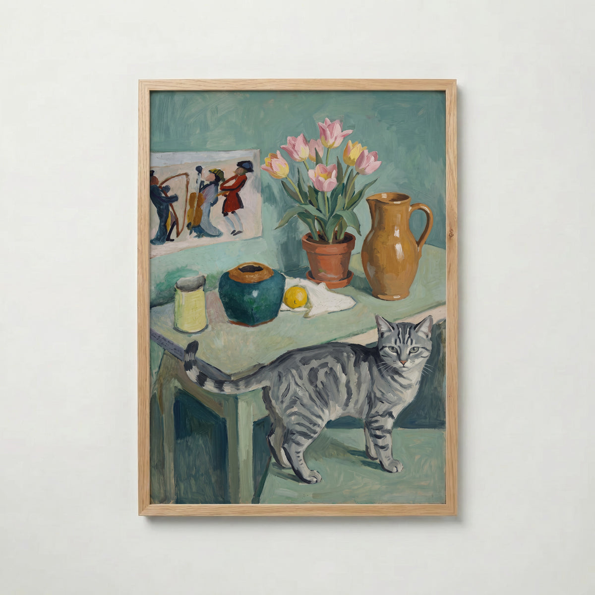 Tabletop Tabby Poster – expressionistiskt stilleben med grå tabbykatt, tulpaner och keramik i teal och grönt i ekram, tryckt i Sverige