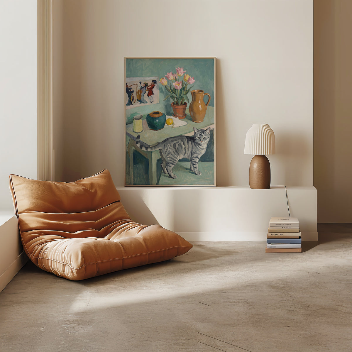 Tabletop Tabby Poster – expressionistiskt stilleben med grå tabbykatt, tulpaner och keramik i teal och grönt i ramad miljö i ljust vardagsrum, väggkonst från Bozetto