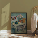Tabletop Tabby Poster – expressionistiskt stilleben med grå tabbykatt, tulpaner och keramik i teal och grönt i inrett rum med mjukt ljus, leverans 1-3 dagar