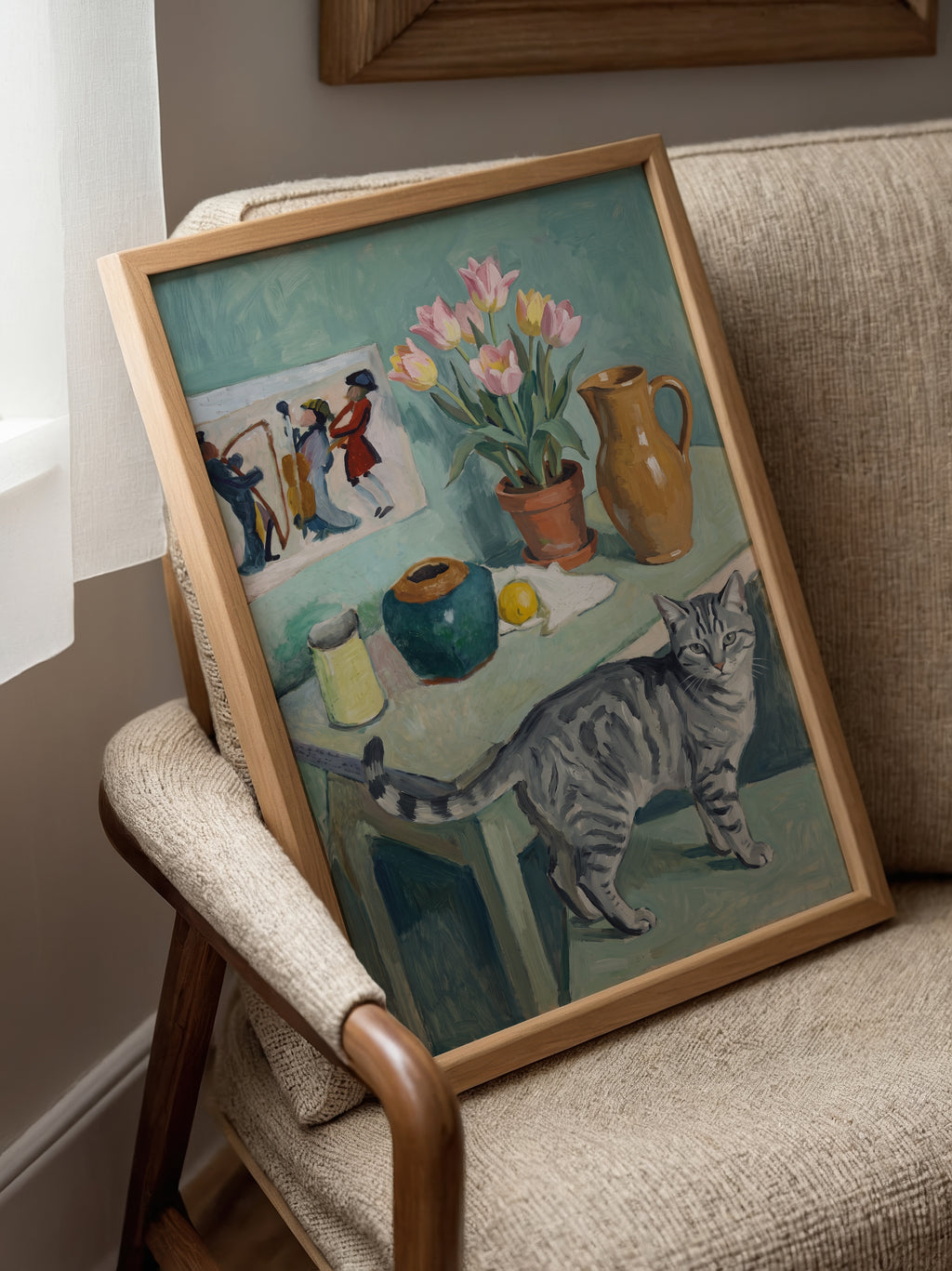 Tabletop Tabby Poster – expressionistiskt stilleben med grå tabbykatt, tulpaner och keramik i teal och grönt som blickfång ovanför möbel, konsttryck från Bozetto