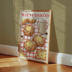 Wienerbröd poster på vägg i hemmiljö – Bozetto konsttryck i hög tryckkvalitet